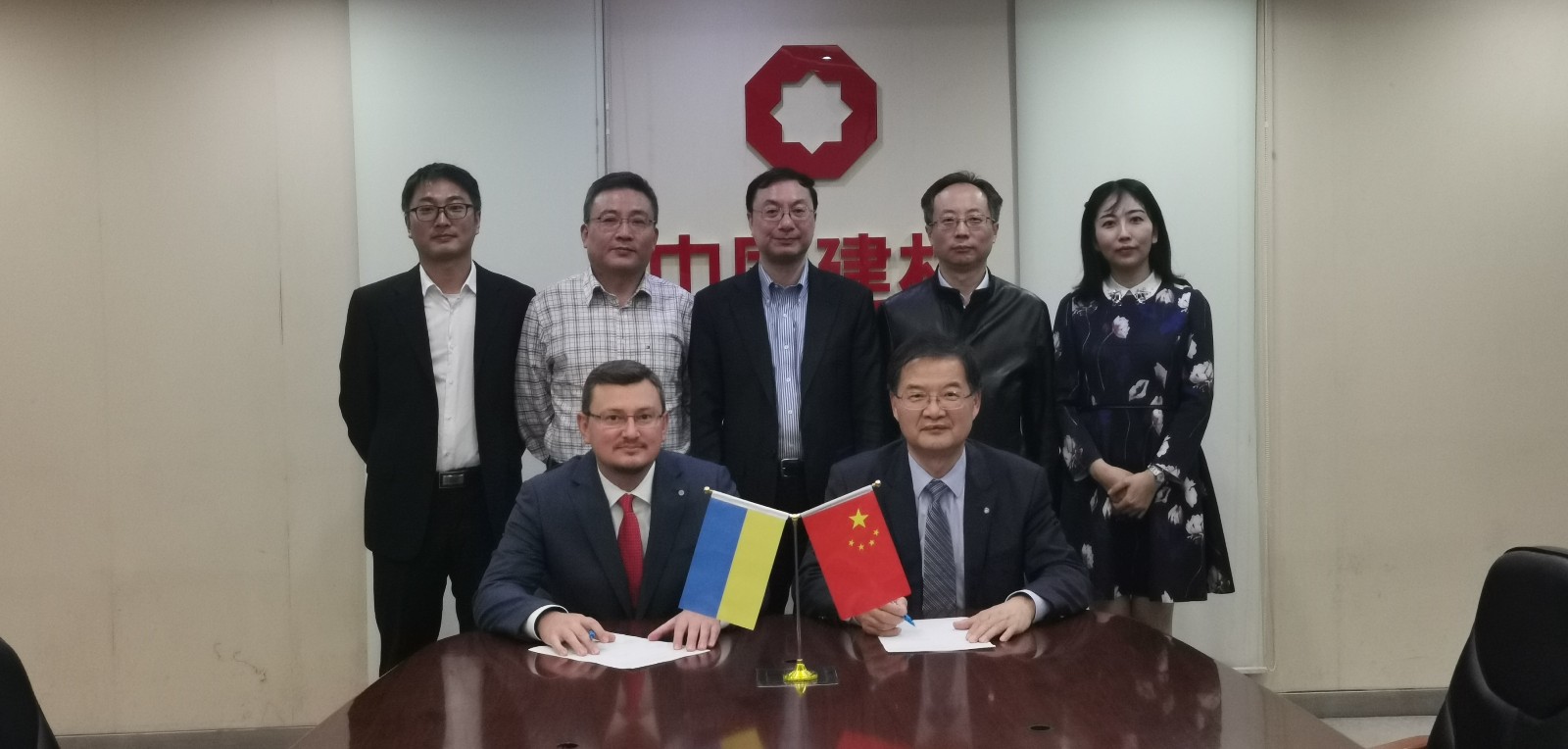 191111DB电竞工程集团签署乌克兰600td浮法玻璃总包条约.jpg